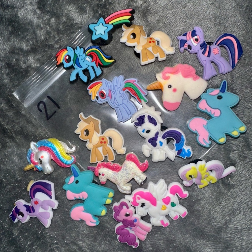 16 pice set of random pony and unicorn croc charms NEW